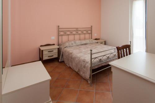 Gli AngeliVenticello Del Conero的一间小卧室,配有床和2个床头柜