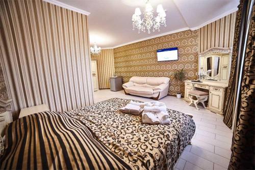 基兹洛沃茨克Hotel Kristall的一间卧室配有一张大床和一张沙发