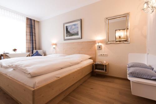 慕尼黑索纳尔霍夫酒店的一间卧室配有一张大床和镜子