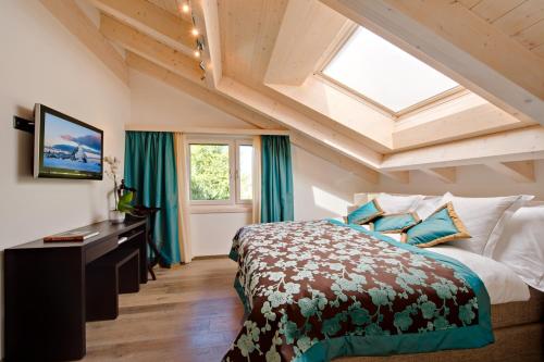 采尔马特Alex Lodge Private Luxury Apartments的一间卧室设有一张大床和天窗
