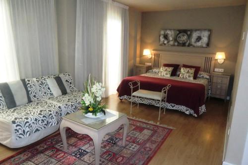 坎布里尔斯维拉马尔酒店的客厅配有床和沙发