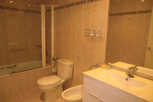 坎布里尔斯维拉马尔酒店的浴室配有卫生间、浴缸和水槽。