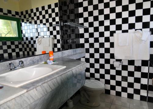 卡诺阿卡诺瓦酒店的一间带水槽和 ⁇ 形墙的浴室