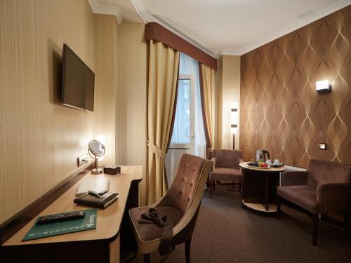 顿河畔罗斯托夫白桦园酒店的酒店客房配有书桌和桌椅