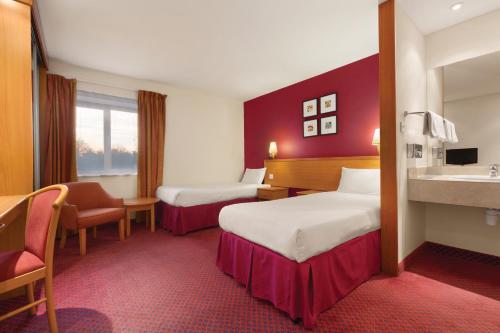 鲍尔多克戴斯斯蒂夫尼奇北部酒店的酒店客房设有两张床和盥洗盆