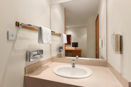 鲍尔多克戴斯斯蒂夫尼奇北部酒店的一间带水槽和镜子的浴室