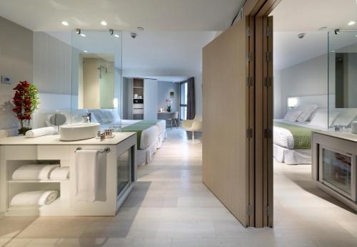 毕尔巴鄂巴塞罗毕尔巴鄂奈维翁酒店的酒店客房带两张床和一间浴室