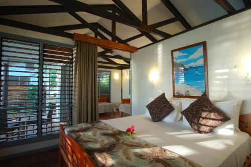 Nanuya Lailai纳努亚岛度假酒店的一间卧室设有一张床和一个大窗户