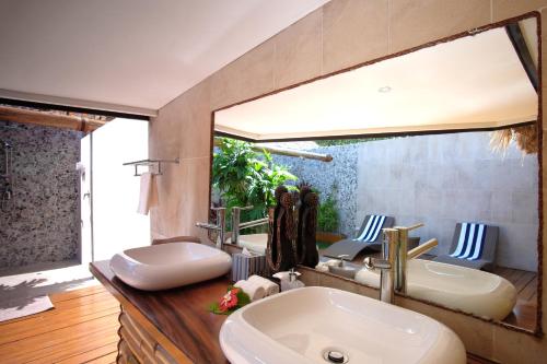 纳努亚岛度假酒店的一间浴室