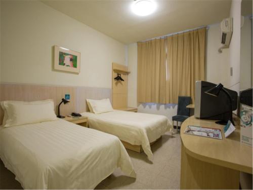 锦江之星西宁大十字莫家街酒店客房内的一张或多张床位
