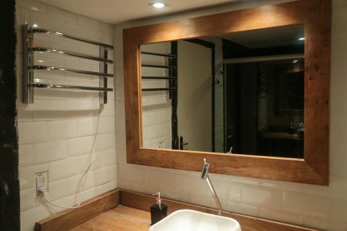 拉夫拉斯诺瓦斯普罗文西亚宾馆的一间带镜子和水槽的浴室