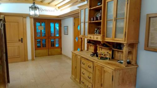 艾格斯塔特乌恩特沃特酒店的一个带木制橱柜和走廊的大厨房