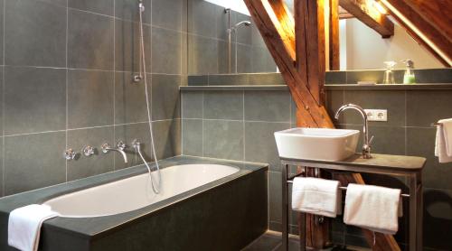 迪森阿姆阿梅尔塞茅乐哈索酒店的带浴缸和盥洗盆的浴室