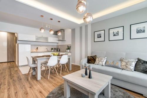 克拉科夫Apartment Masarska的客厅配有沙发和桌子
