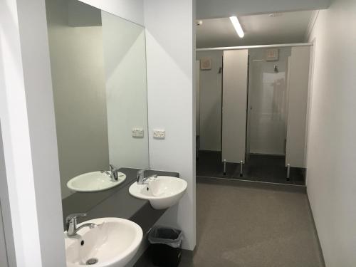 布赖特阿尔派恩斯伯茨山林小屋的浴室设有2个水槽和镜子