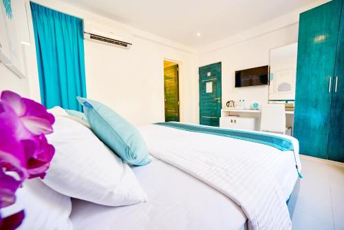 浮游生物海滩酒店客房内的一张或多张床位
