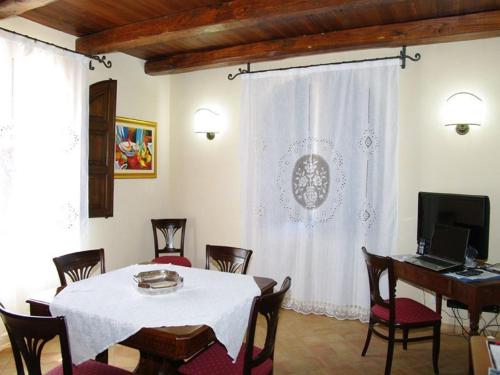 切法卢切法卢乡村旅行酒店的一间带桌椅和书桌的用餐室