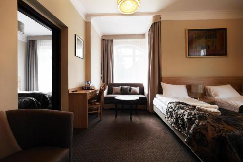 库多瓦-兹德鲁伊Willa San Remo的酒店客房配有一张床、一把椅子和一张书桌