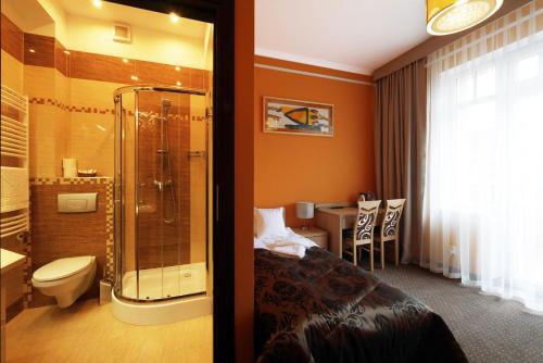 库多瓦-兹德鲁伊Willa San Remo的带淋浴和浴室的酒店客房