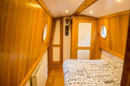 伊利Narrowboat Puzzle的小房间设有床和窗户