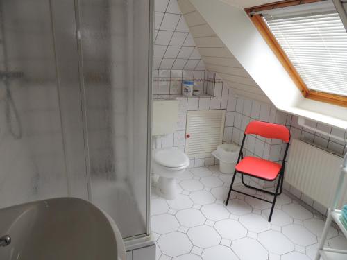 施内沃丁根费瑞恩旺宁卡琳酒店的一间带卫生间和红色椅子的浴室