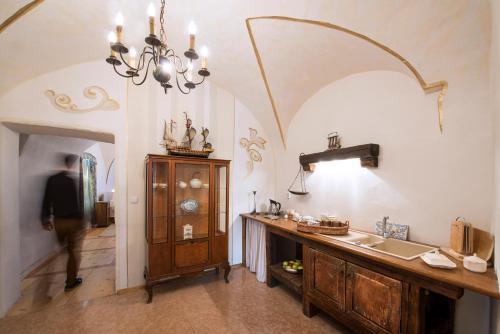 利普托夫堡大城堡酒庄酒店的一个带水槽和柜台的厨房