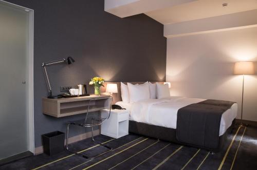 埃里温埃里温新星酒店的酒店客房,配有床和灯