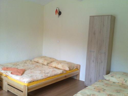 泰普拉河畔贝乔夫贝科夫公寓的一间卧室设有两张床和木制橱柜