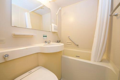 米子市米子华盛顿广场酒店的一间带卫生间、水槽和镜子的浴室