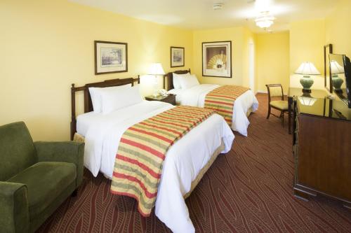 坎贝尔坎贝尔旅馆酒店的酒店客房,配有两张床和椅子