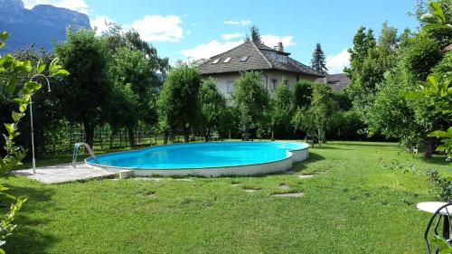 阿皮亚诺苏拉斯特拉达Hotel Gasthof WASTL的一座房子的院子内的游泳池