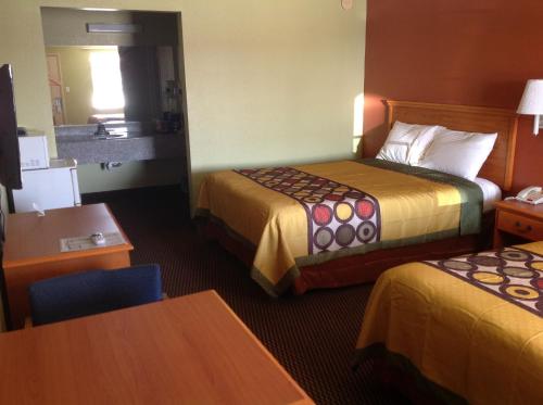 Pryor普赖尔美国最有价值旅馆的酒店客房设有两张床和一张桌子。