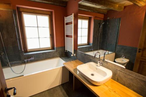 莫尔杰克斯山谷居民住宿加早餐旅馆的带浴缸、水槽、浴缸和卫生间的浴室。