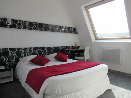 佩罗斯-吉雷克莱斯斯特恩思斯涛特尔酒店的一间卧室配有一张带红色枕头的床和一扇窗户