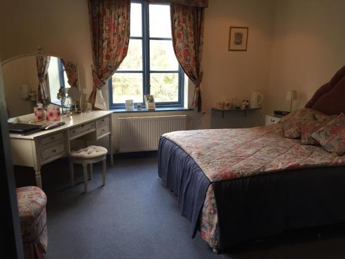 林德赫斯特金斯伍德旅馆的一间卧室配有床、水槽和窗户