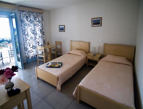 Aiolos Hotel Andros客房内的一张或多张床位