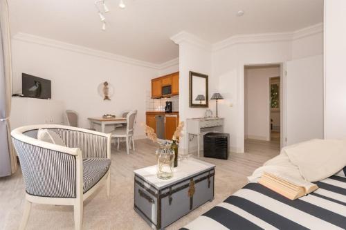 宾茨Appartement-Villa Steinfurth的客厅配有沙发和桌子