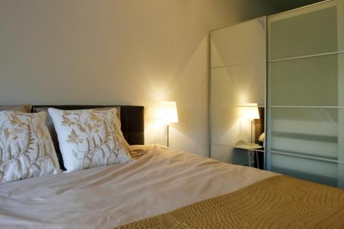 布鲁塞尔Parc Brussels Apartment的卧室配有白色的床和2个枕头