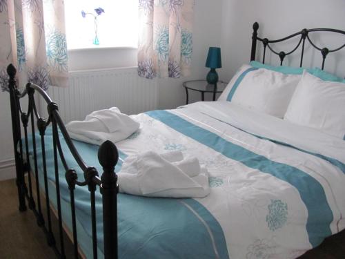 LudgershallThe Old Staddles Annex的一间卧室配有带毛巾的床