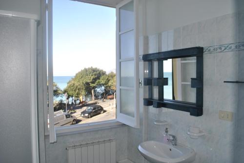 卡莫利Al Piccolo Scoglio - Room & Breakfast的一间带水槽和窗户的浴室