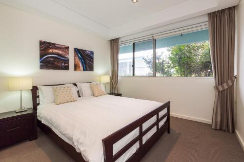 弗里曼特画廊服务公寓的一间卧室设有一张大床和一个窗户。