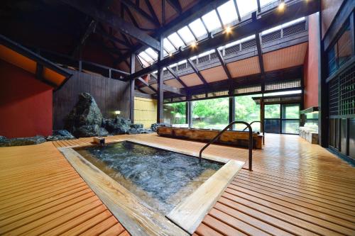 豆腐怀石猿京酒店内部或周边的泳池