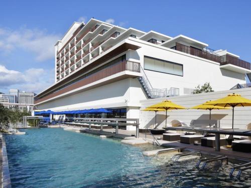 神户神户凑温泉仁酒店的大楼前设有游泳池的酒店