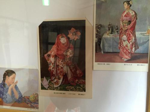 京都京都御宿敬旅馆的墙上两幅和服上的女人照片