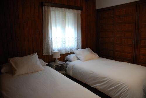 阿拉色那Finca Horno de Cal的两张床位于带窗户的房间内