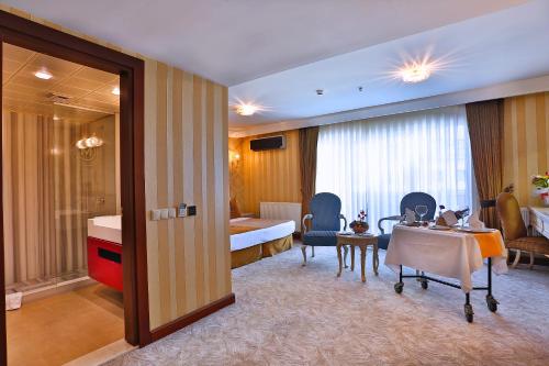伊斯坦布尔Mosaic Hotel Old City -Special Category的酒店客房带一张床、一张桌子和椅子