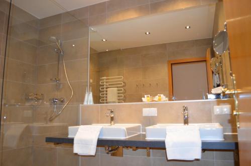 维也纳Hotel Jäger - family tradition since 1911的浴室设有2个水槽和镜子