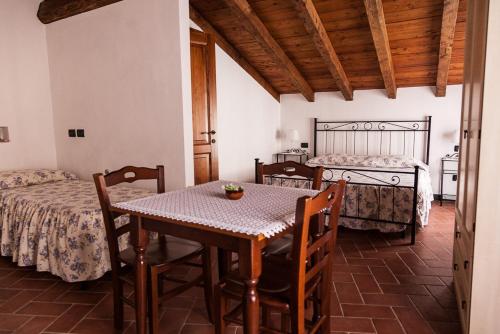 皮尼奥内拉美丽迪安娜卡萨莱酒店的一间带桌子和两张床的用餐室