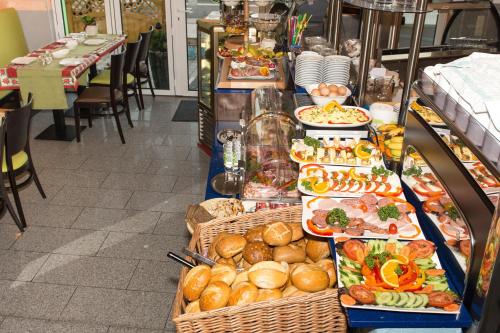 诺德代希索奈米尔酒店的包含多种不同食物的自助餐