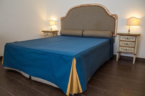 巴科利La Rada B&B的一张蓝色的大床,上面有蓝色的毯子